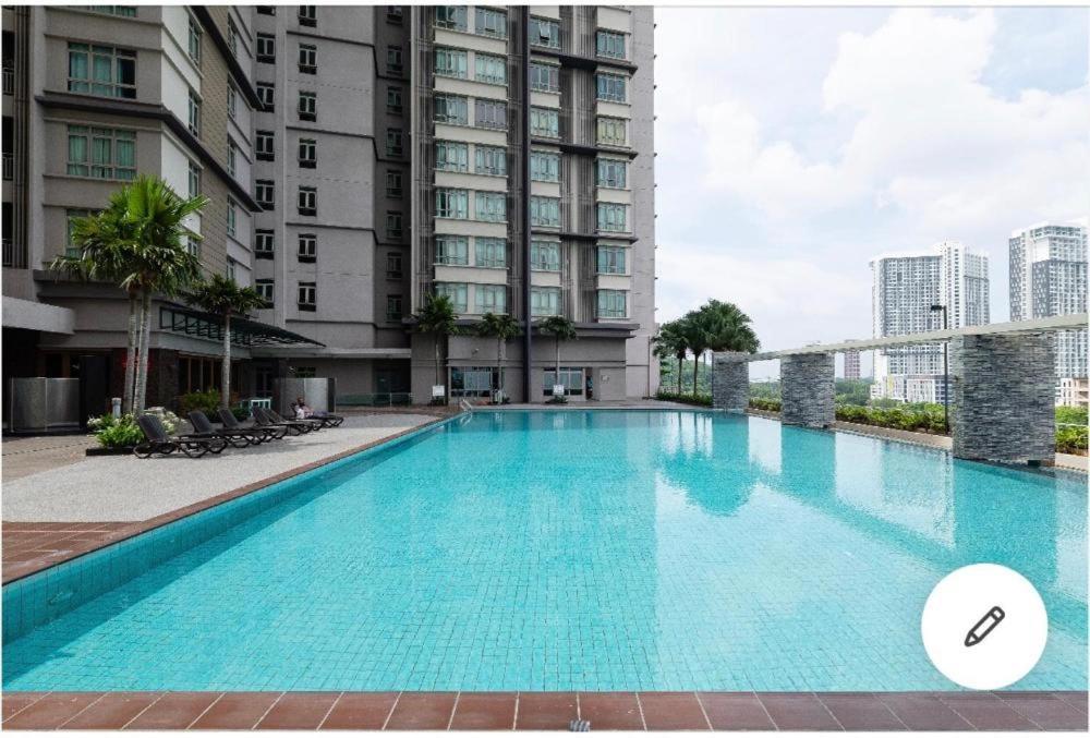 Shaftsbury Residence Cyberjaya With A Pool & Free Parking Экстерьер фото